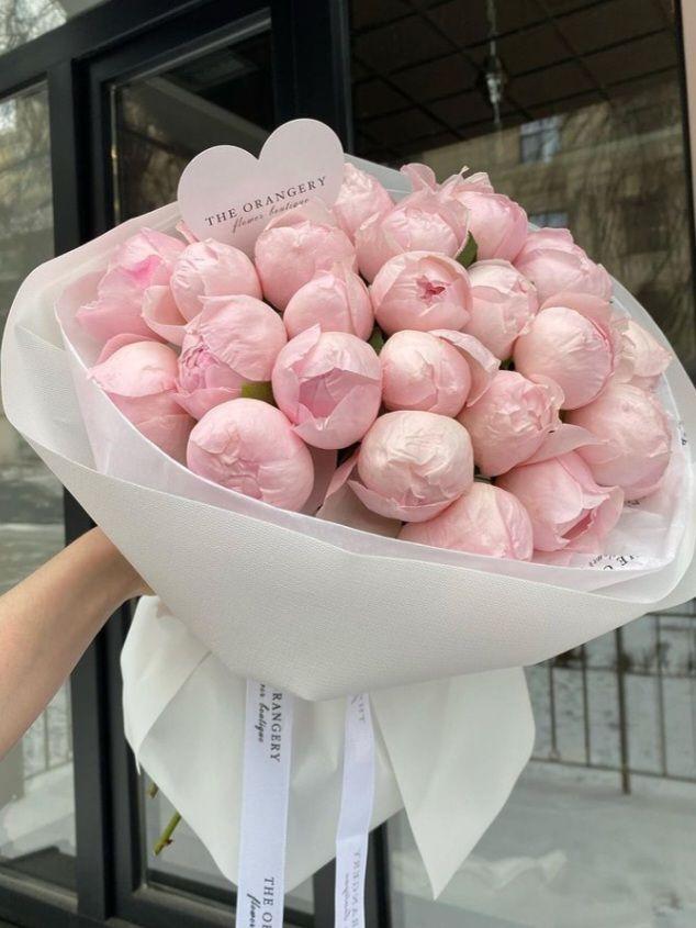 Corporate meeting room with carefully timed floral arrangements that maintain elegance throughout business hours